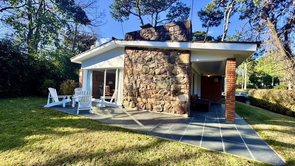 ALQUILER HERMOSO CHALET DE 4 DORMITORIOS A 900 MTS DEL MAR  -