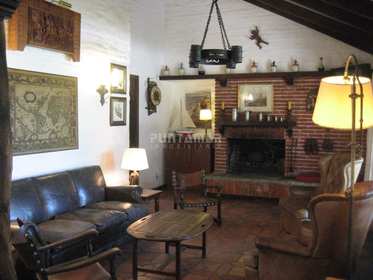 CHALET DE 4 DORMITORIOS EN PARADA 8 DE LA MANSA   -