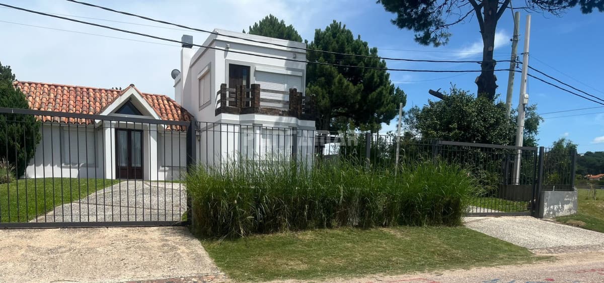 CASA EN TIO TOM A 2 CUADRAS DEL MAR  -