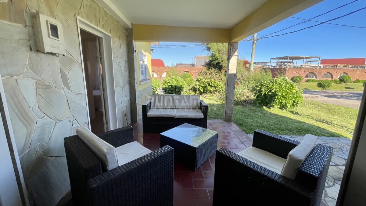 Casa en alquiler a metros del mar  -