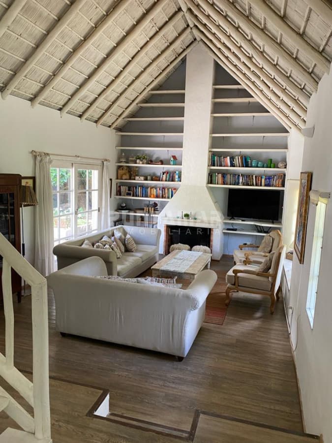 HERMOSA CASA DE 4 DORMITORIOS Y PISCINA A 300 METROS DEL MAR  -