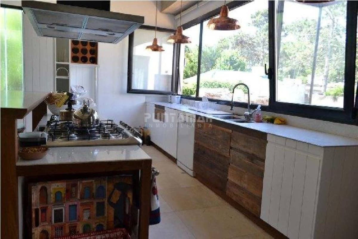 Casa moderna en San Rafael. 3 dormitorios mas dependencia de servicio, garage, parque cercado. Amplio living comedor.  -