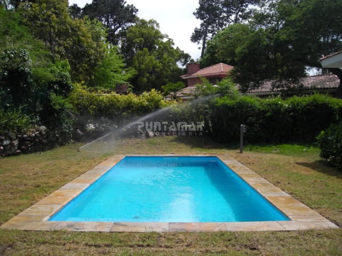 CASA EN ALQUILER EN PUNTA DEL ESTE, ZONA GOLF CON PISCINA  -