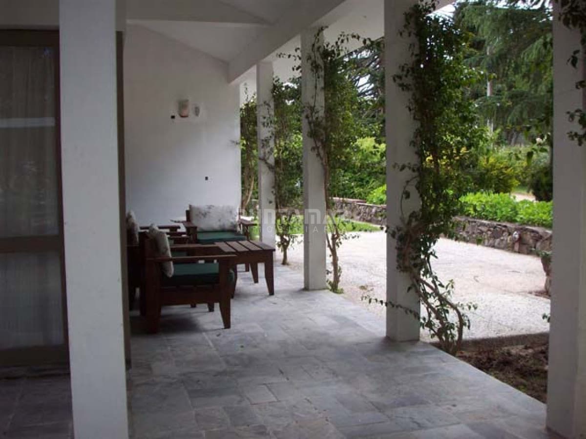 CASA EN ALQUILER EN PUNTA DEL ESTE, ZONA GOLF CON PISCINA  -