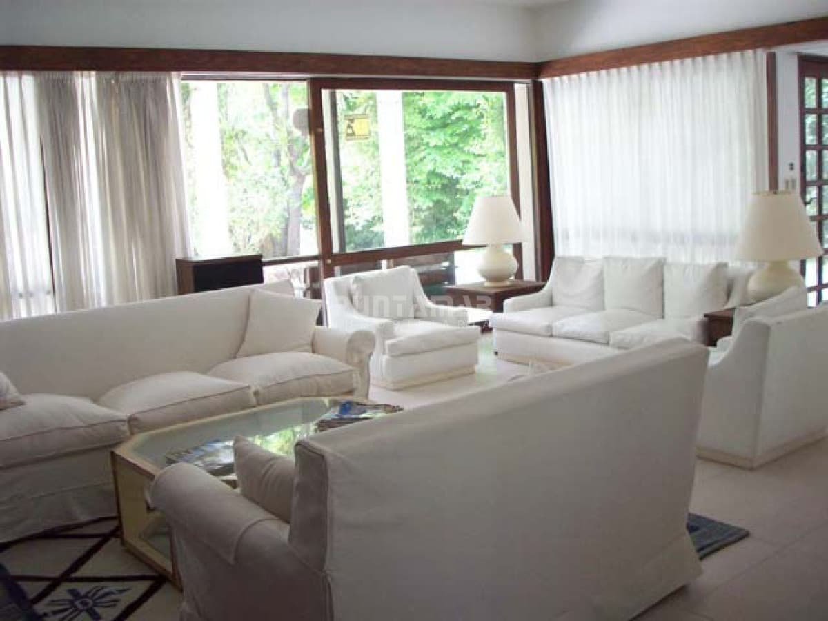 CASA EN ALQUILER EN PUNTA DEL ESTE, ZONA GOLF CON PISCINA  -