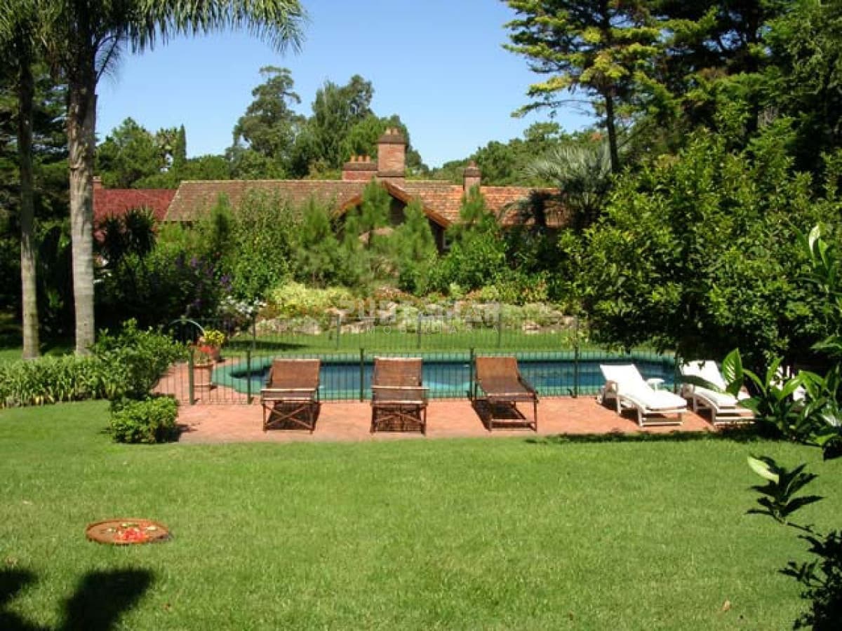 ALQUILER CASA DE 6 DORMITORIOS CON PISCINA   -