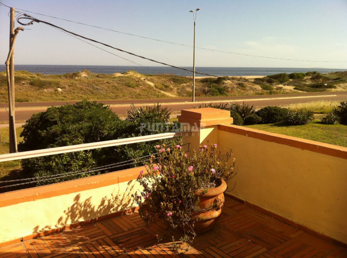 ALQUILER DE CASA EN MONTOYA FRENTE AL MAR 4 DORMITORIOS  -