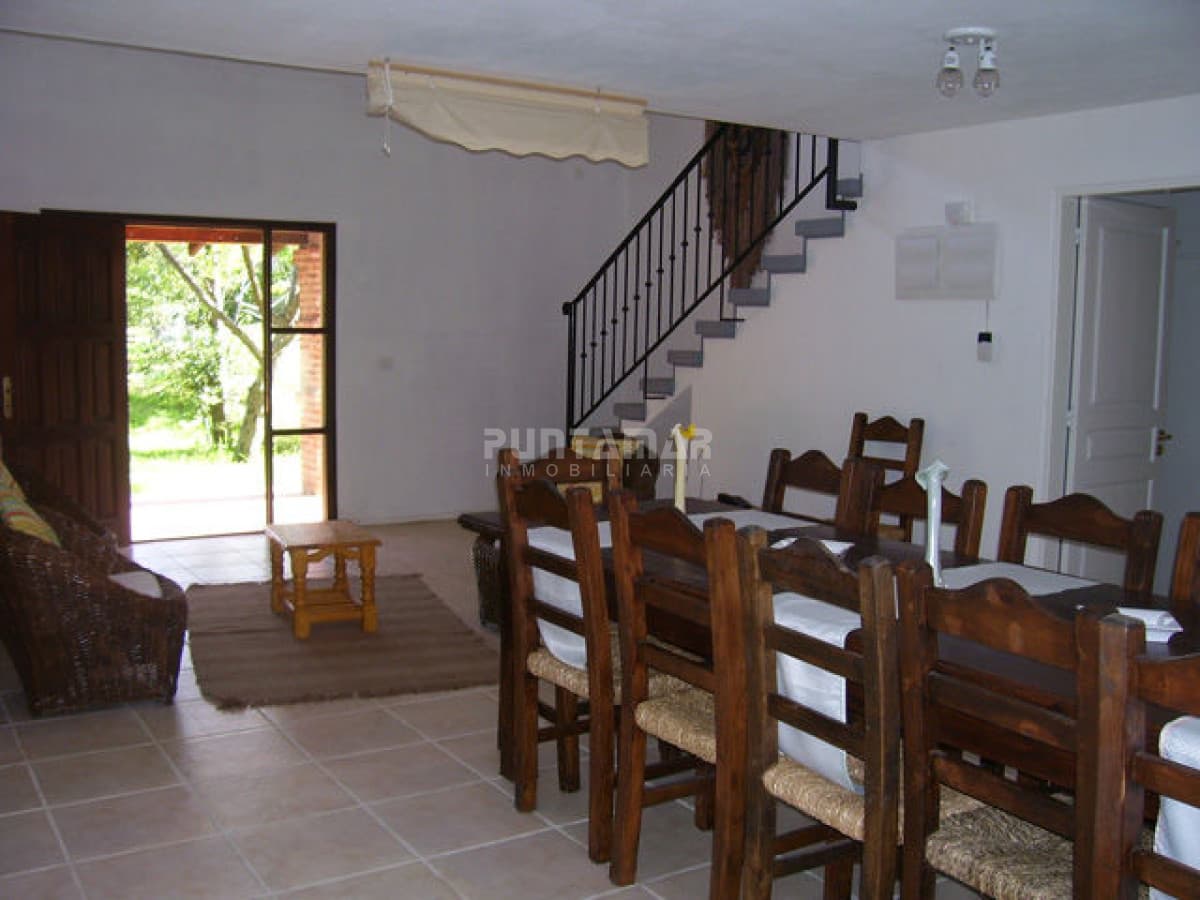 CASA EN ALQUILER EN LA BARRA DE 5 DORMITORIOS A METROS DE LA PLAYA  -