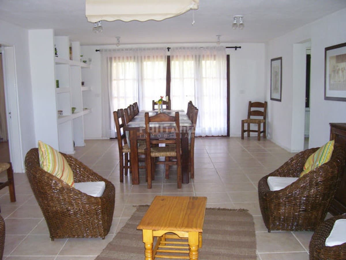 CASA DE 5 DORMITORIOS EN ALQUILER EN EL CORAZON DE LA BARRA  -