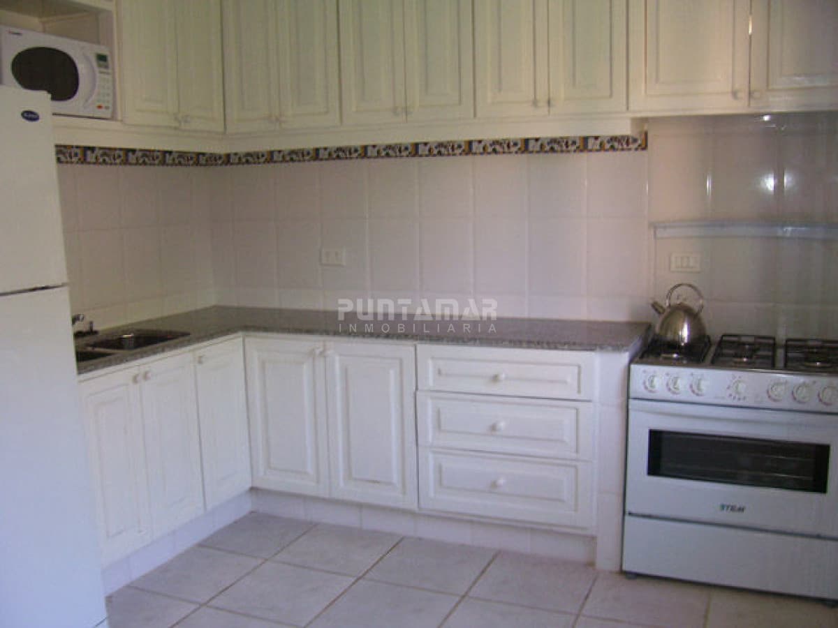 CASA DE 5 DORMITORIOS EN ALQUILER EN EL CORAZON DE LA BARRA  -