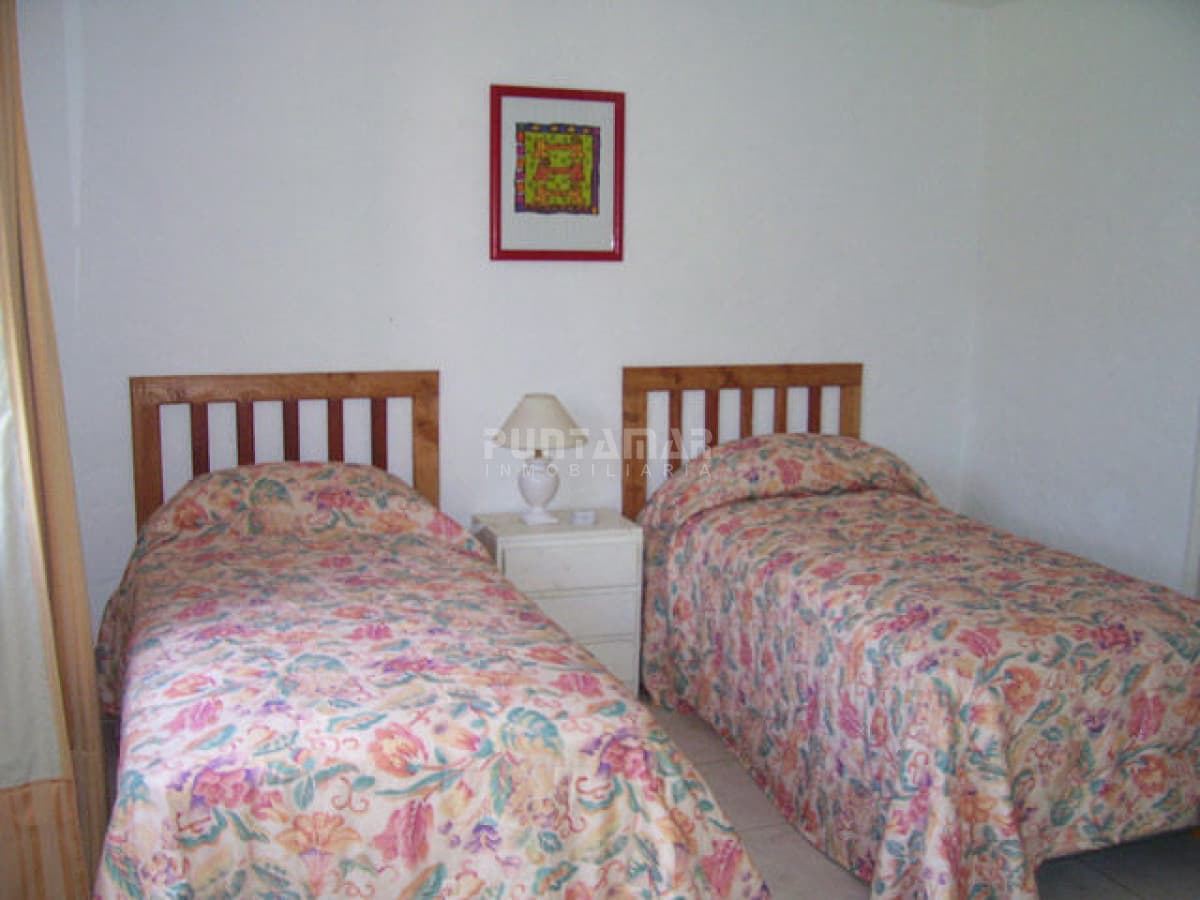 CASA DE 5 DORMITORIOS EN ALQUILER EN EL CORAZON DE LA BARRA  -
