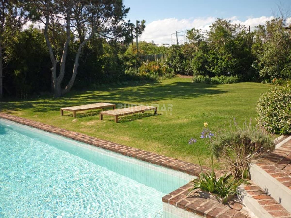 ALQUILER CASA EN LA BARRA A METROS DEL MAR , 5 DORMITORIOS, PISCINA Y GRAN PARQUE   -