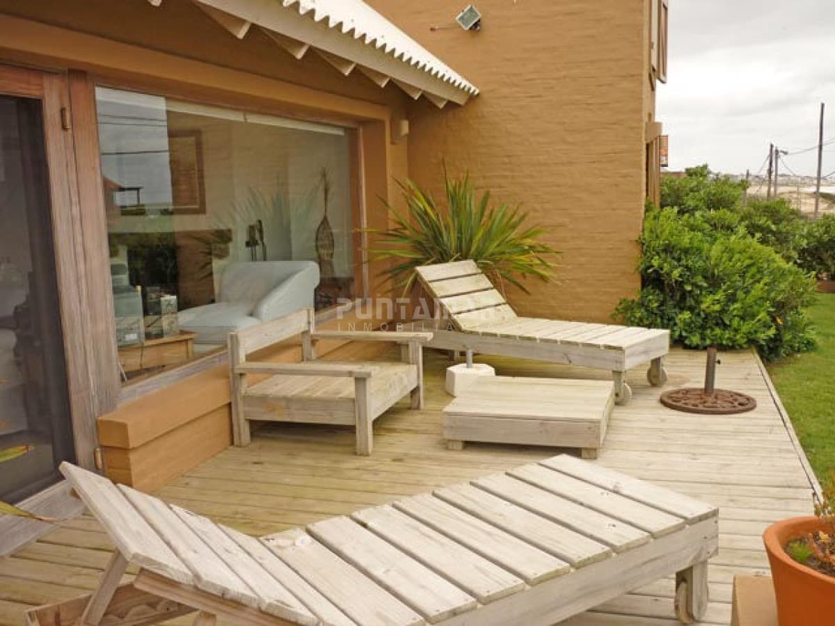 ALQUILER HERMOSA CASA FRENTE A LA PLAYA DE MONTOYA  -