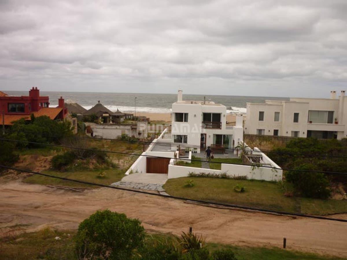 ALQUILER HERMOSA CASA FRENTE A LA PLAYA DE MONTOYA  -
