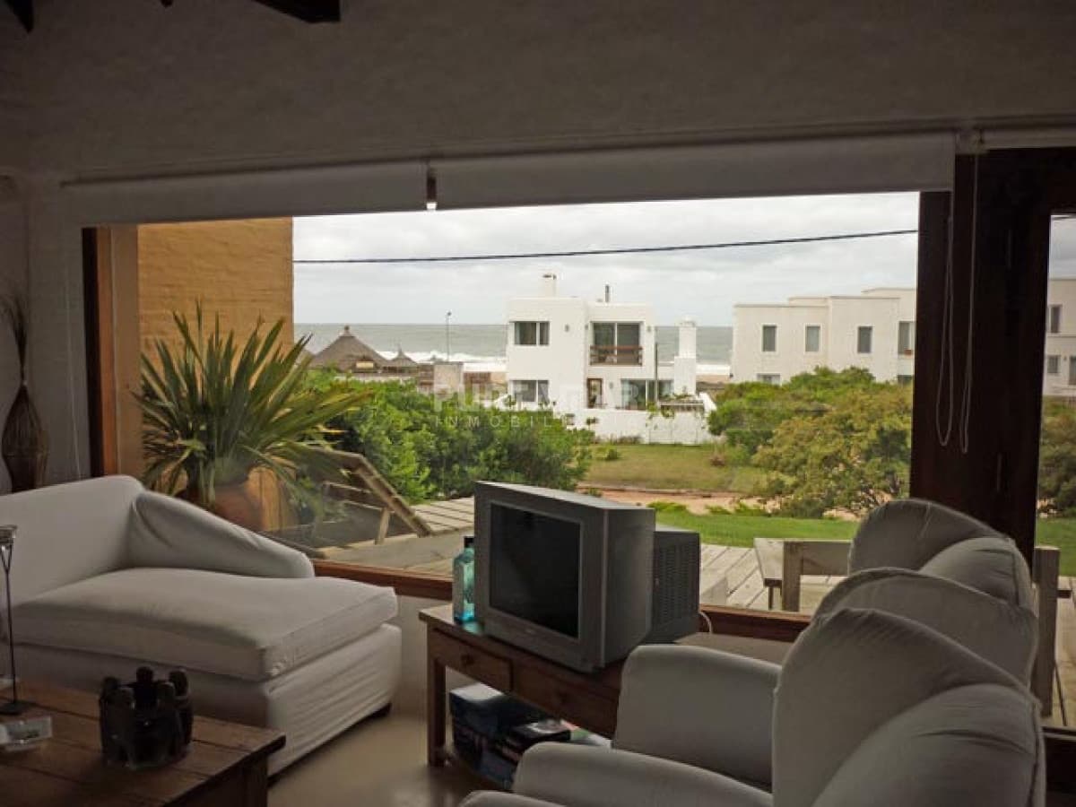 ALQUILER HERMOSA CASA FRENTE A LA PLAYA DE MONTOYA  -