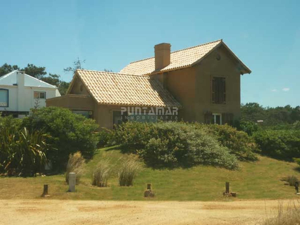 ALQUILER HERMOSA CASA FRENTE A LA PLAYA DE MONTOYA  -
