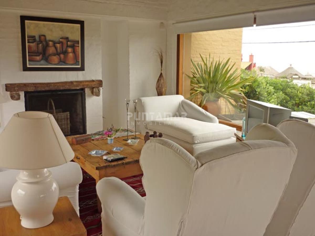 ALQUILER HERMOSA CASA FRENTE A LA PLAYA DE MONTOYA  -