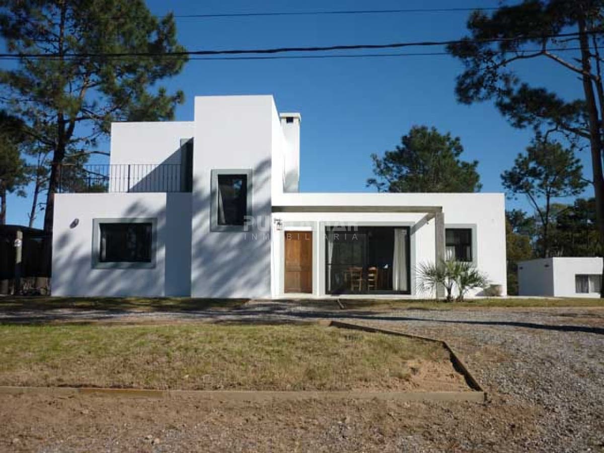 Casa ubicada a pocos metros de El atajo de La Barra cerca de Montoya  -