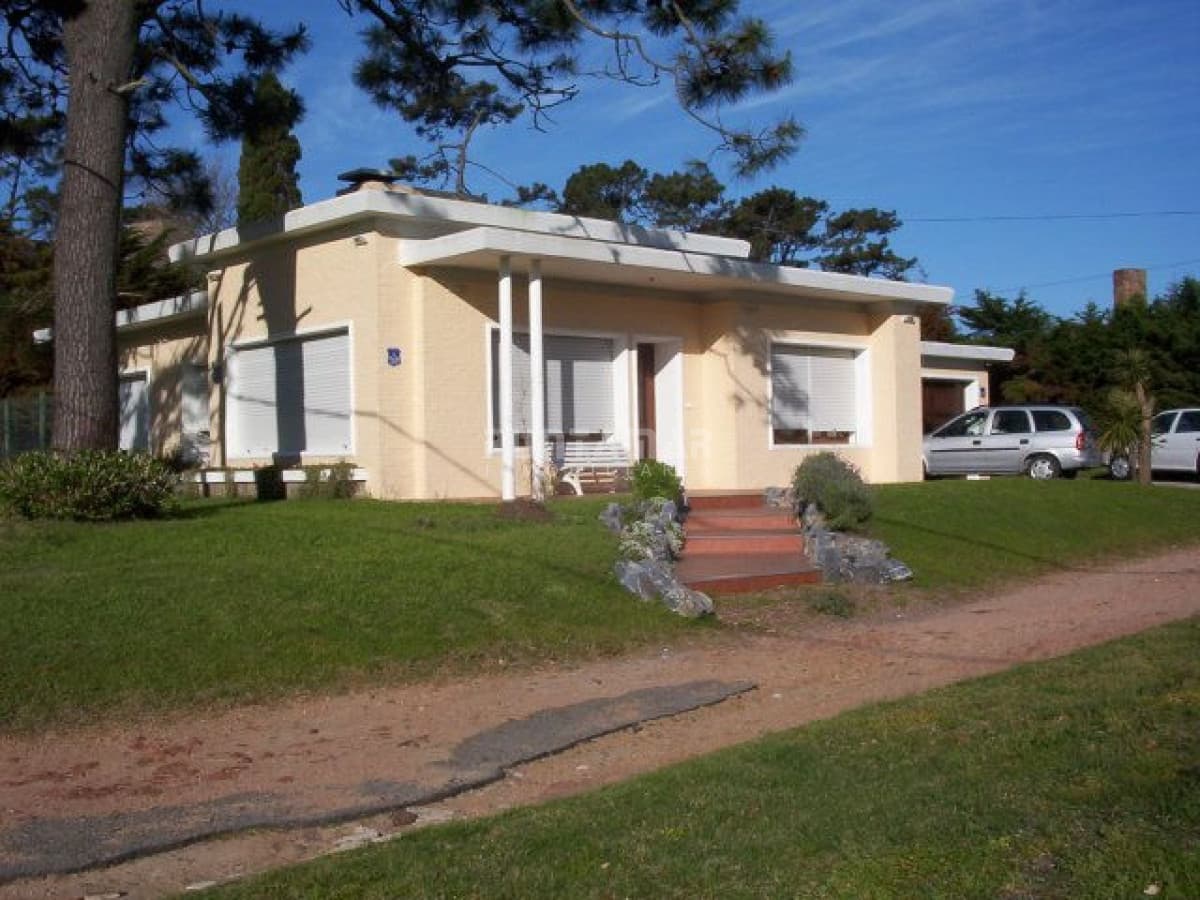 CASA DE 3 DORMITORIOS EN LA MANSA   -