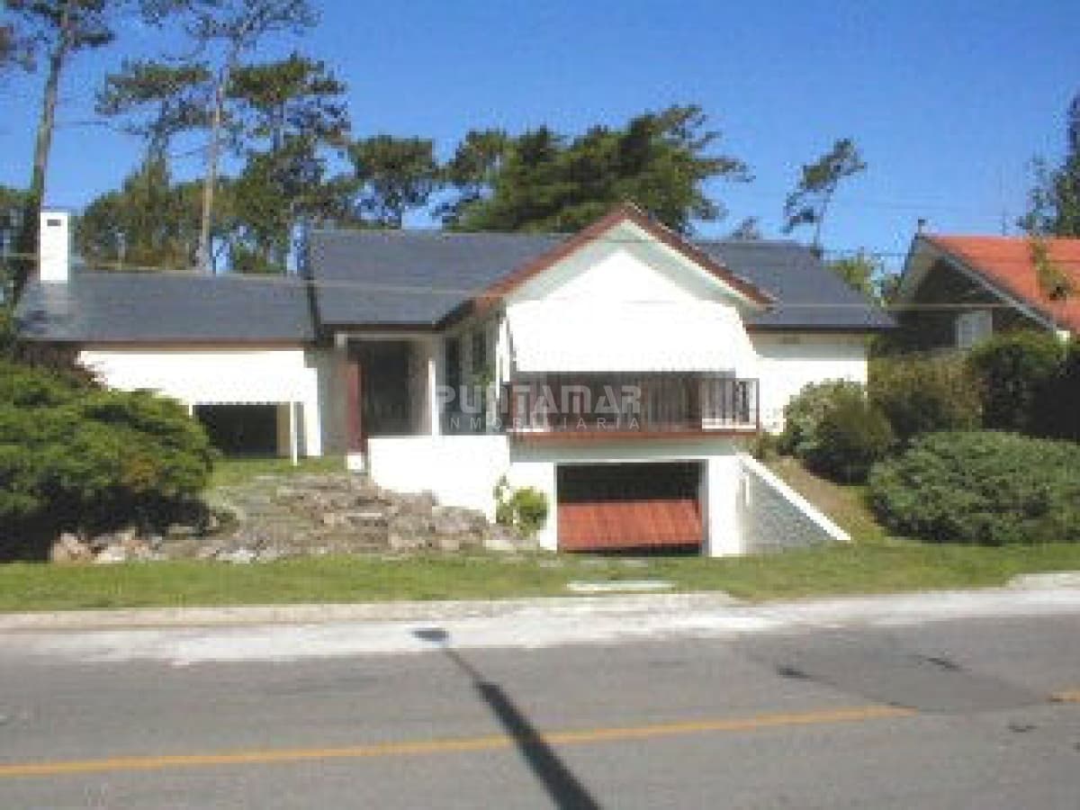 CASA DE 3 DORMITORIOS EN LA MANSA  -