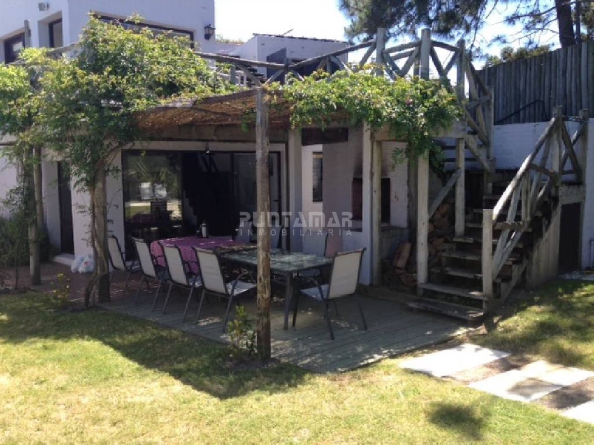 Casa ID.211067 - ALQUILAR CASA EN EL CORAZON DE LA BARRA CON PISCINA Y A METROS DE LA POSTA