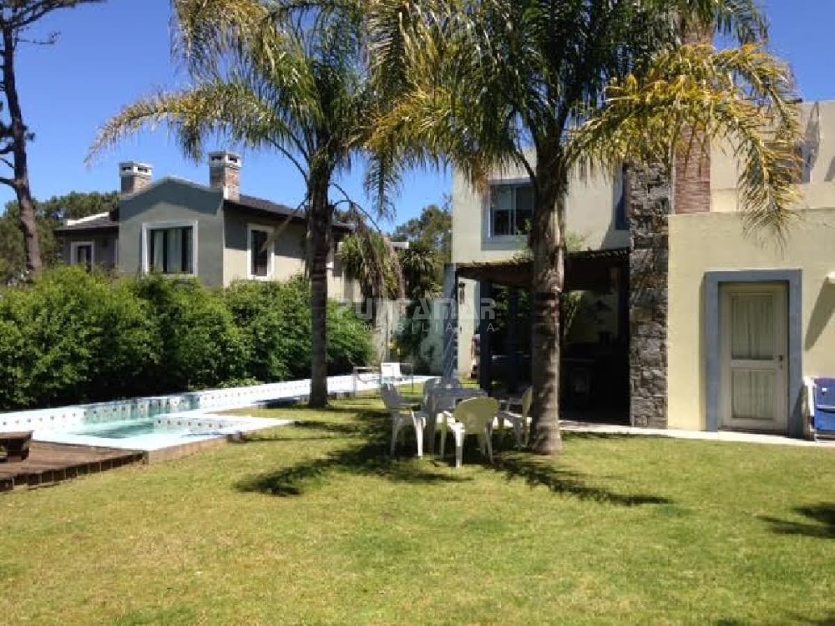 HERMOSA CASA DE 3 DORMITORIOS EN MONTOYA CON PISCINA Y A METROS DE LA PLAYA  -