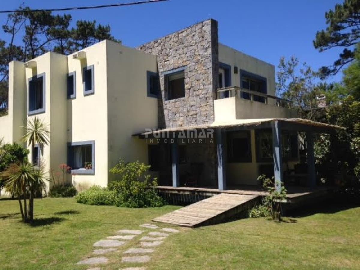 HERMOSA CASA DE 3 DORMITORIOS EN MONTOYA CON PISCINA Y A METROS DE LA PLAYA  -