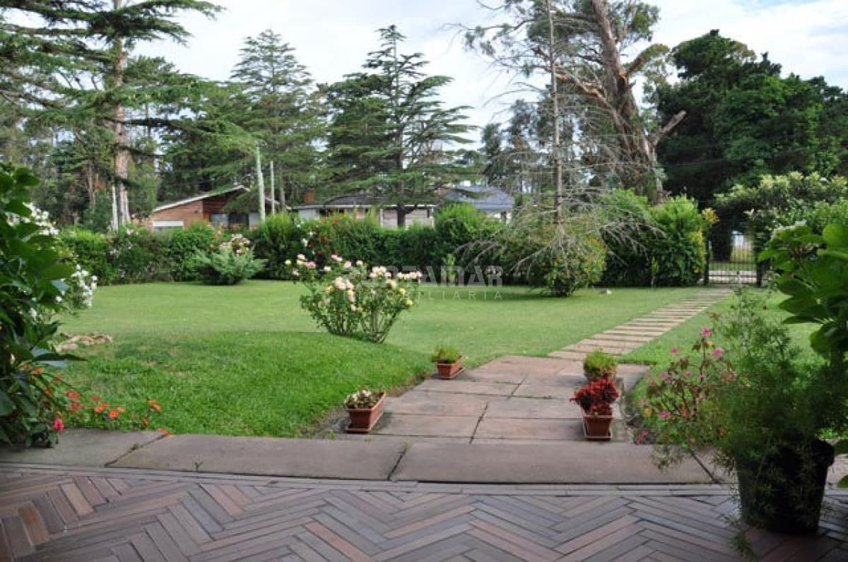 Casa ID.210370 - CALIDA Y CONFORTABLE CASA EN ZONA DE PLAYA MANSA , AMPLIO JARDIN CON PISCINA Y PARRILLERO