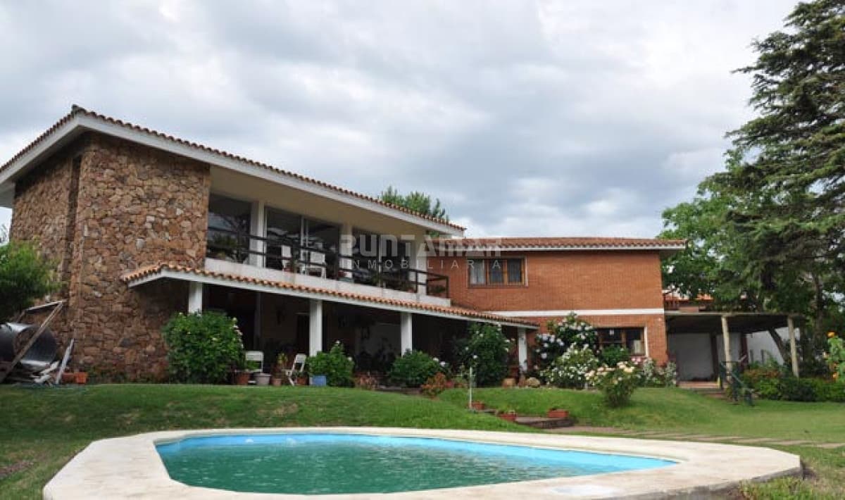 Casa ID.210370 - CALIDA Y CONFORTABLE CASA EN ZONA DE PLAYA MANSA , AMPLIO JARDIN CON PISCINA Y PARRILLERO