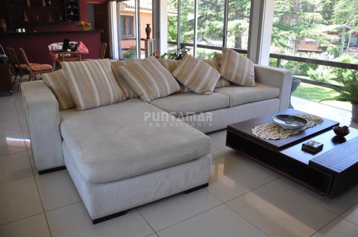 Casa ID.210370 - CALIDA Y CONFORTABLE CASA EN ZONA DE PLAYA MANSA , AMPLIO JARDIN CON PISCINA Y PARRILLERO