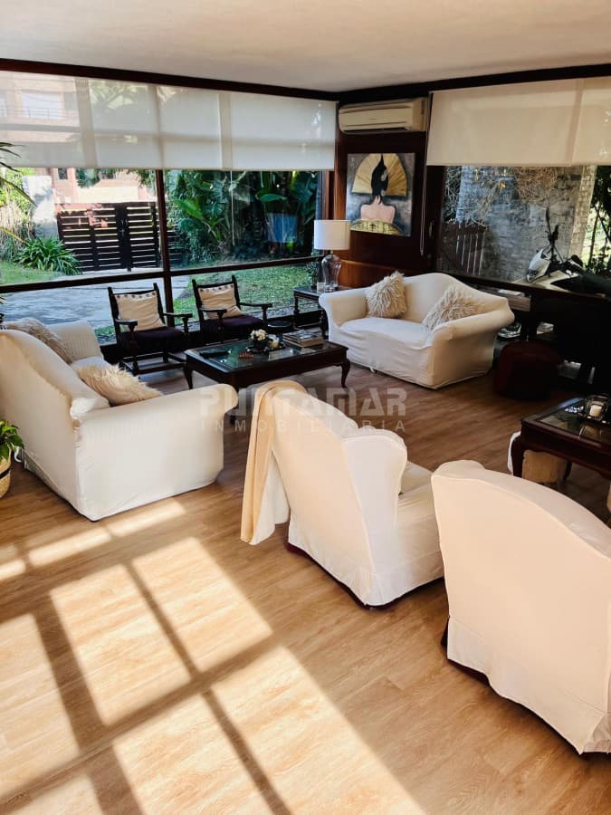 HERMOSA CASA DE 5 DORMS EN PARADA 10 PLAYA MANSA  -