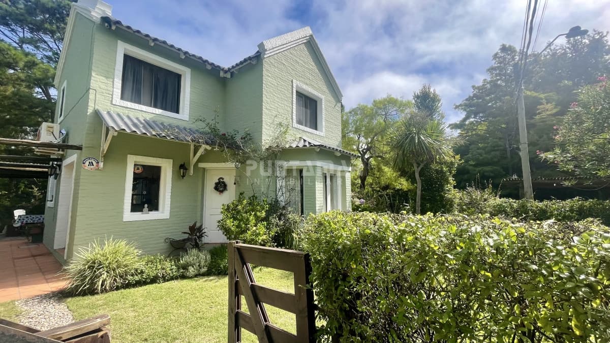 MUY LINDA CASA DE 4 DORMITORIOS EN EL CORAZON DE LA BARRA  -