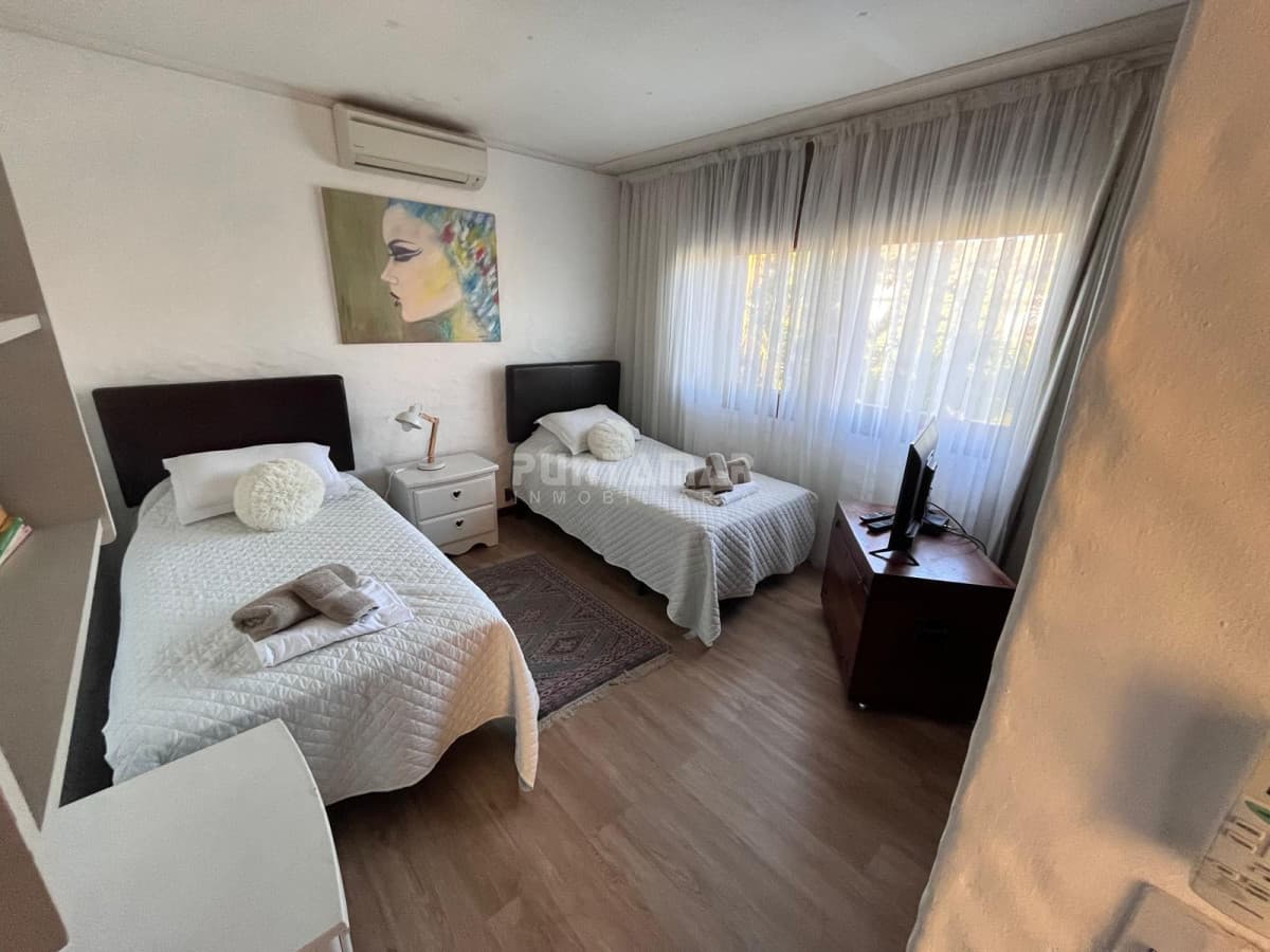 HERMOSA CASA DE 5 DORMS EN PARADA 10 PLAYA MANSA  -