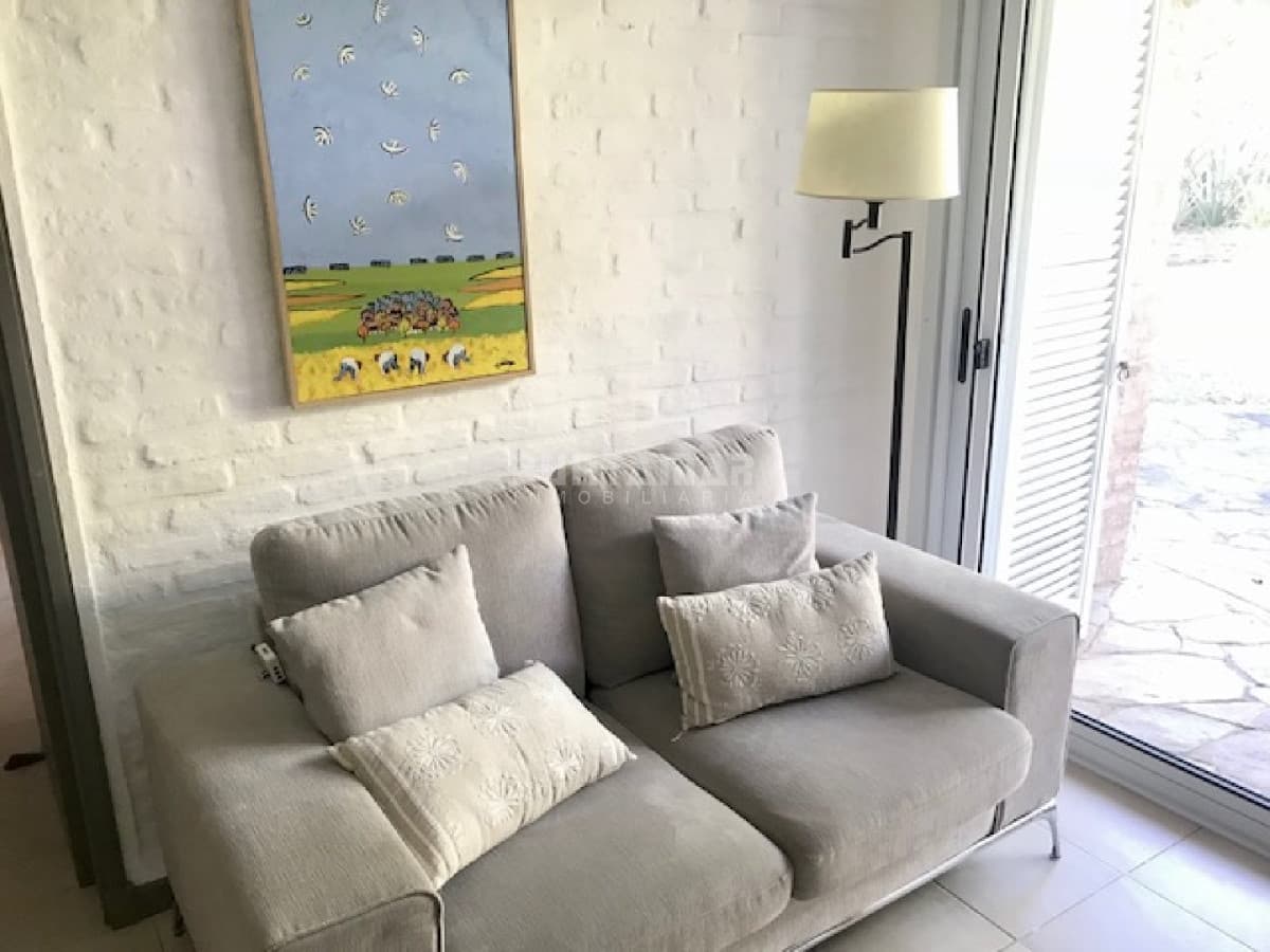 Casa en alquiler, playa mansa, 3 dormitorios, jardín, parrillero, reciclada  -