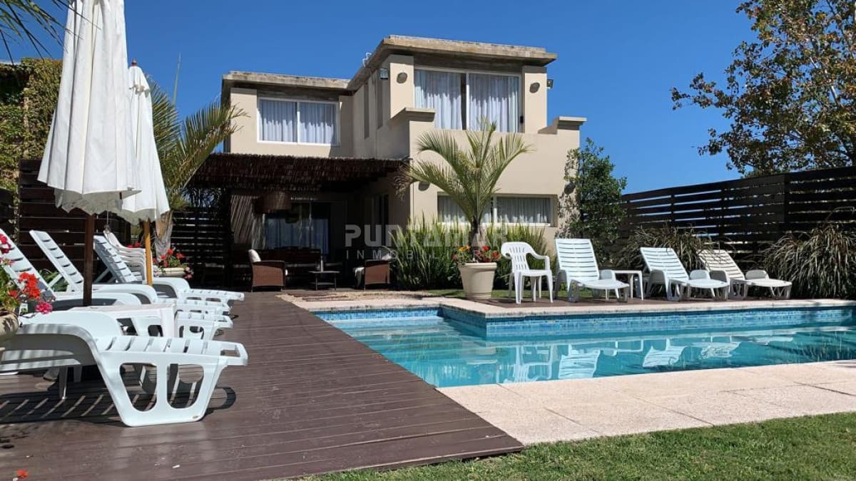 Increible casa en Montoya con piscina  -