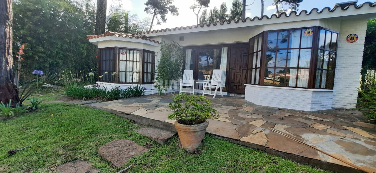 Casa de 3 dormitorios con dependencia en Lugano  -