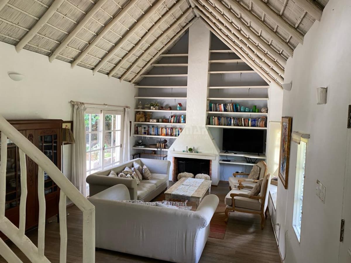 HERMOSA CASA DE 4 DORMITORIOS Y PISCINA A 300 METROS DEL MAR  -