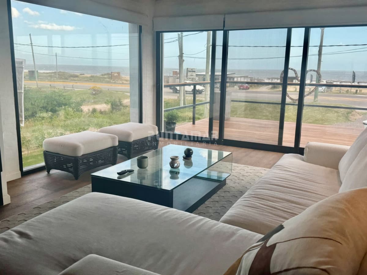 ALQUILER CASA 4 DORMITORIOS Y MEDIO CON PISCINA FRENTE AL PARADOR DE MONTOYA  -
