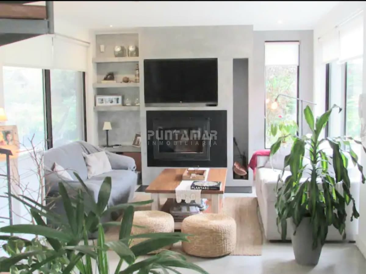 MUY LINDA CASA DE 2 PLANTAS EN SAN RAFAEL DE 4 DORMITORIOS CON PISCINA  -