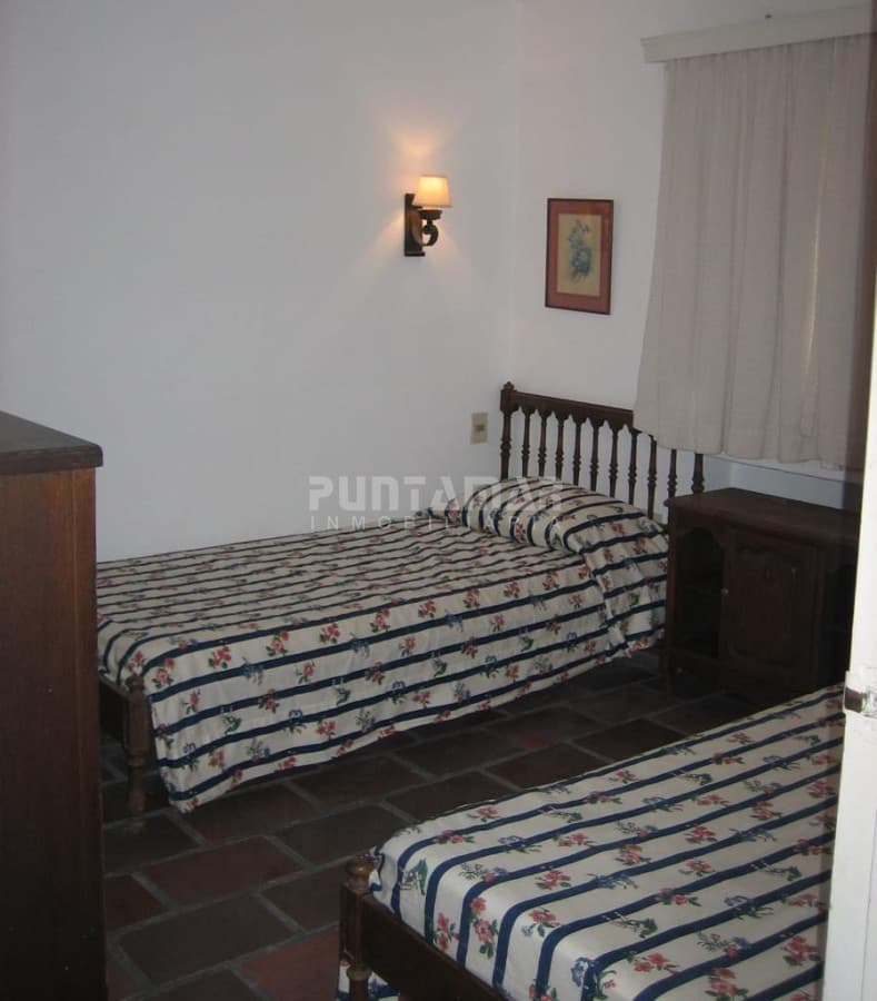 CHALET DE 5 DORMITORIOS EN PARADA 6 DE LA MANSA  -