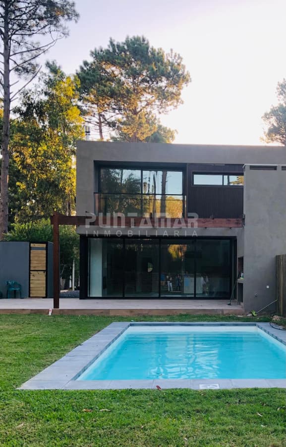HERMOSA CASA DE 4 DORMIS Y 4 BAÑOS CON PISCINA PRIVADA EN SOLANAS COUNTRY  -