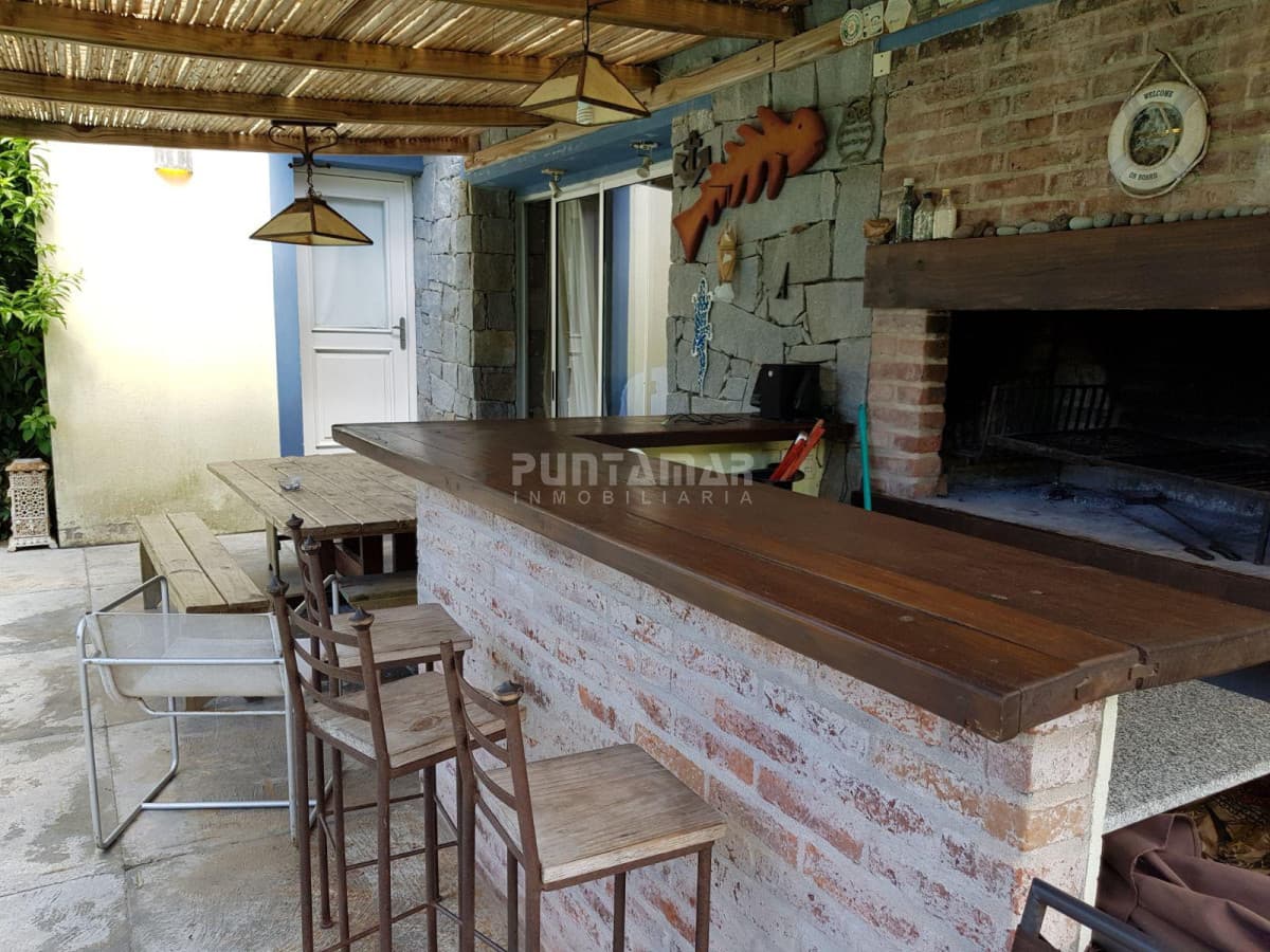 HERMOSA CASA DE 3 DORMITORIOS EN MONTOYA CON PISCINA Y A METROS DE LA PLAYA  -