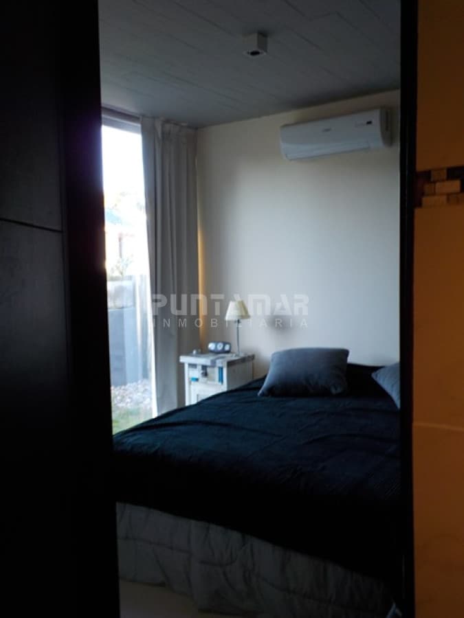 MODERNA CASA DE 4 DORMITORIOS EN EL CORAZON DE MANANTIALES   -