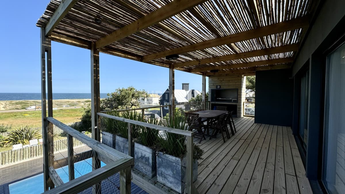 ESPECTACULAR CASA EN MONTOYA CON PISCINA Y VISTA AL MAR   -