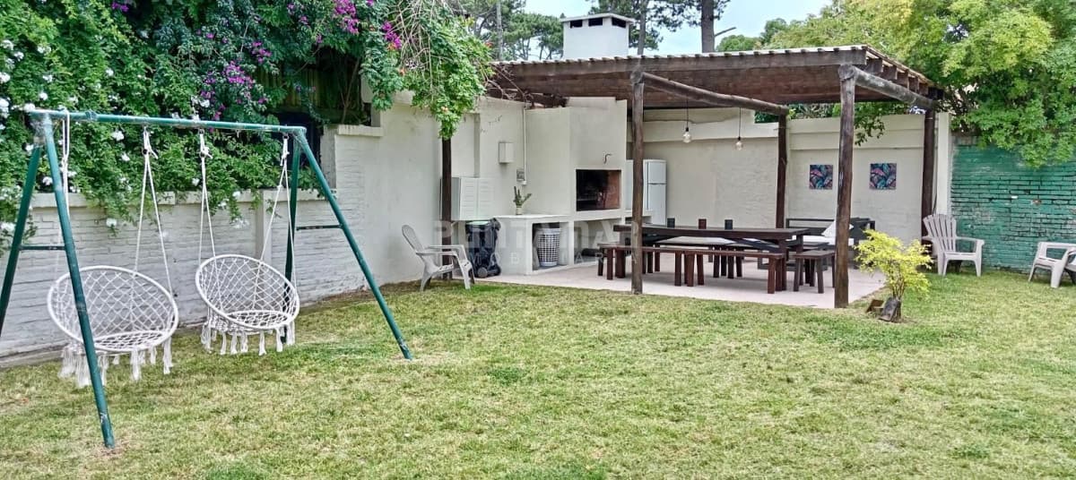 CASA DE 3 PLANTAS EN PARADA 7 DE LA MANSA, CON 4 DORMITORIOS Y DEPENDENCIA DE SERVICIO  -