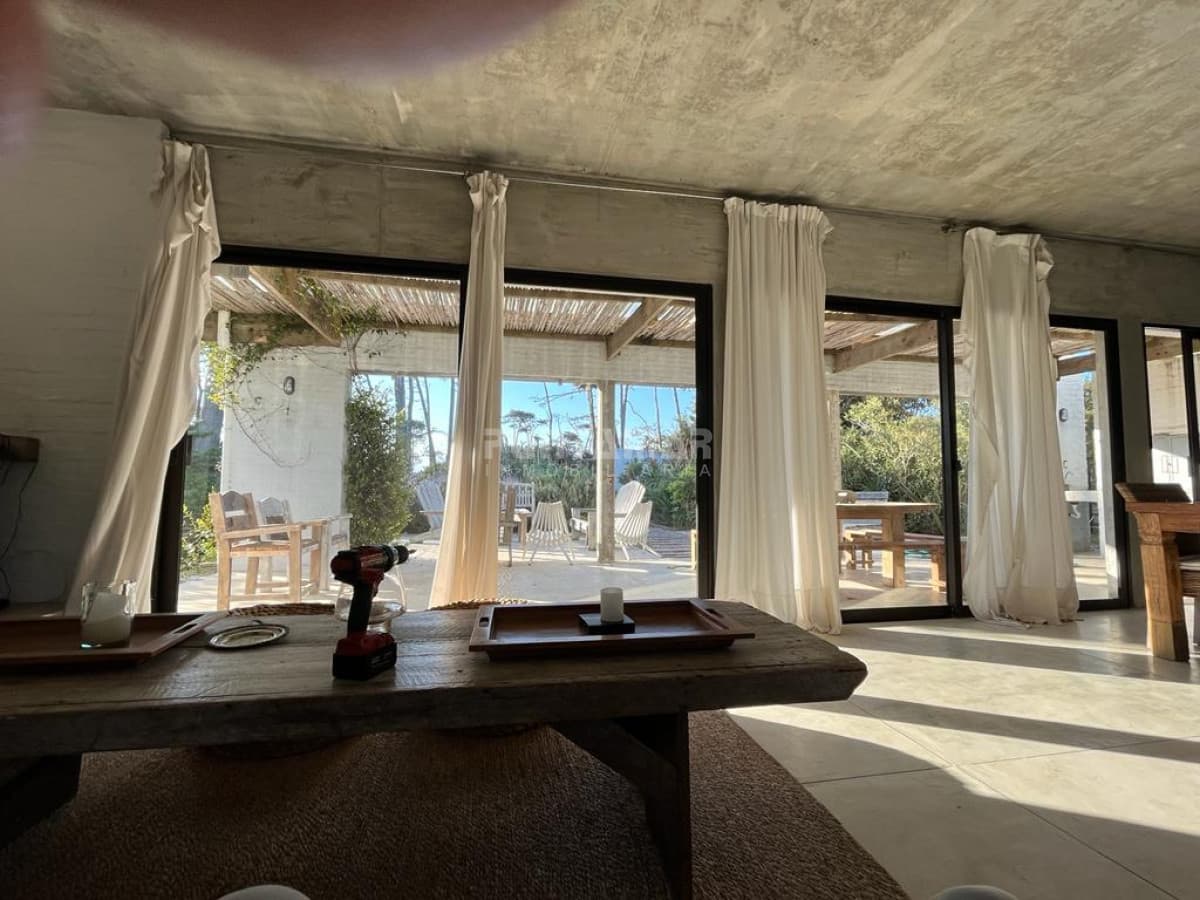 ALQUILER DE CASA EN MANANTIALES 4 DORMITORIOS  -