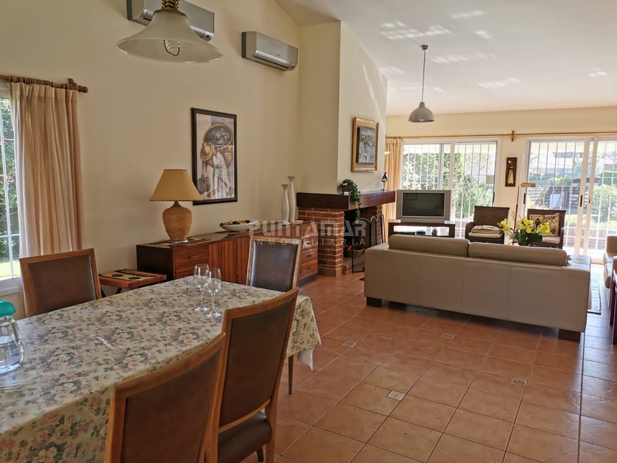 Casa ID.210347 - Casa de 4 dormitorios en Playa Mansa , Punta del Este