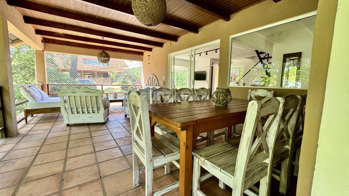 MUY LINDA CASA EN MONTOYA DE 3 DORMITORIOS Y CASA DE HUESPEDES INDEPENDIENTE   -