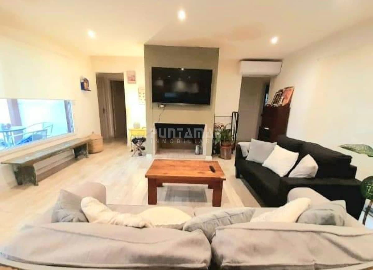 HERMOSA CASA EN PUNTA BALLENA   -