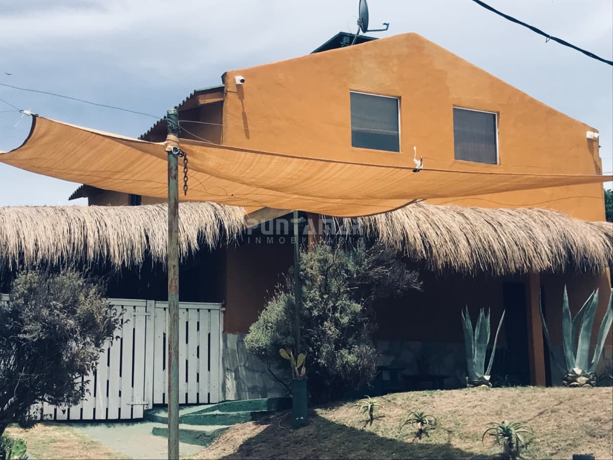 CHALET DE 2 PLANTAS EN MANANTIALES A PASOS DE LA PLAYA  -
